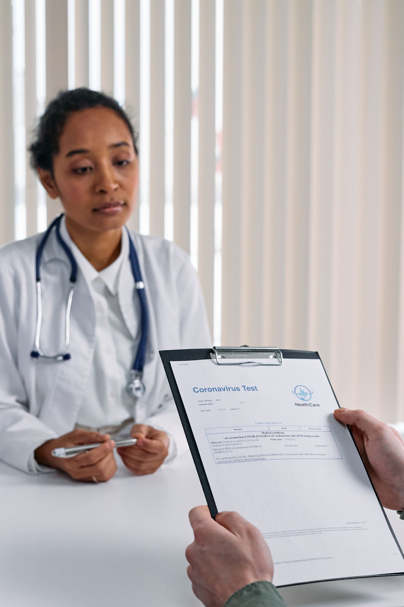 Médecin et patient examinant des documents administratifs en consultation