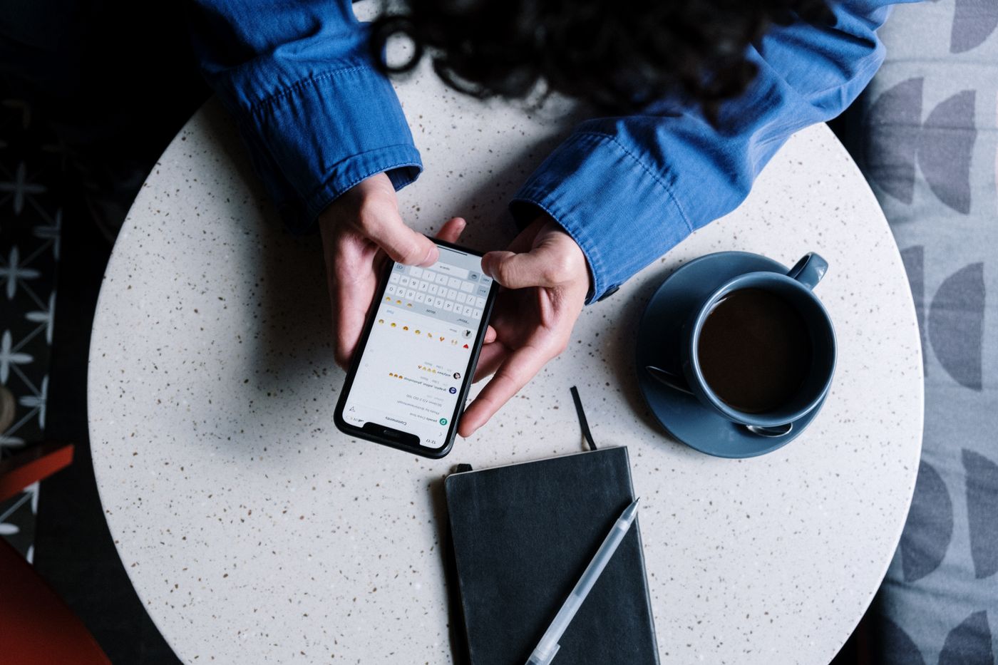 Personne consultant un message sur smartphone, symbole des rappels patient