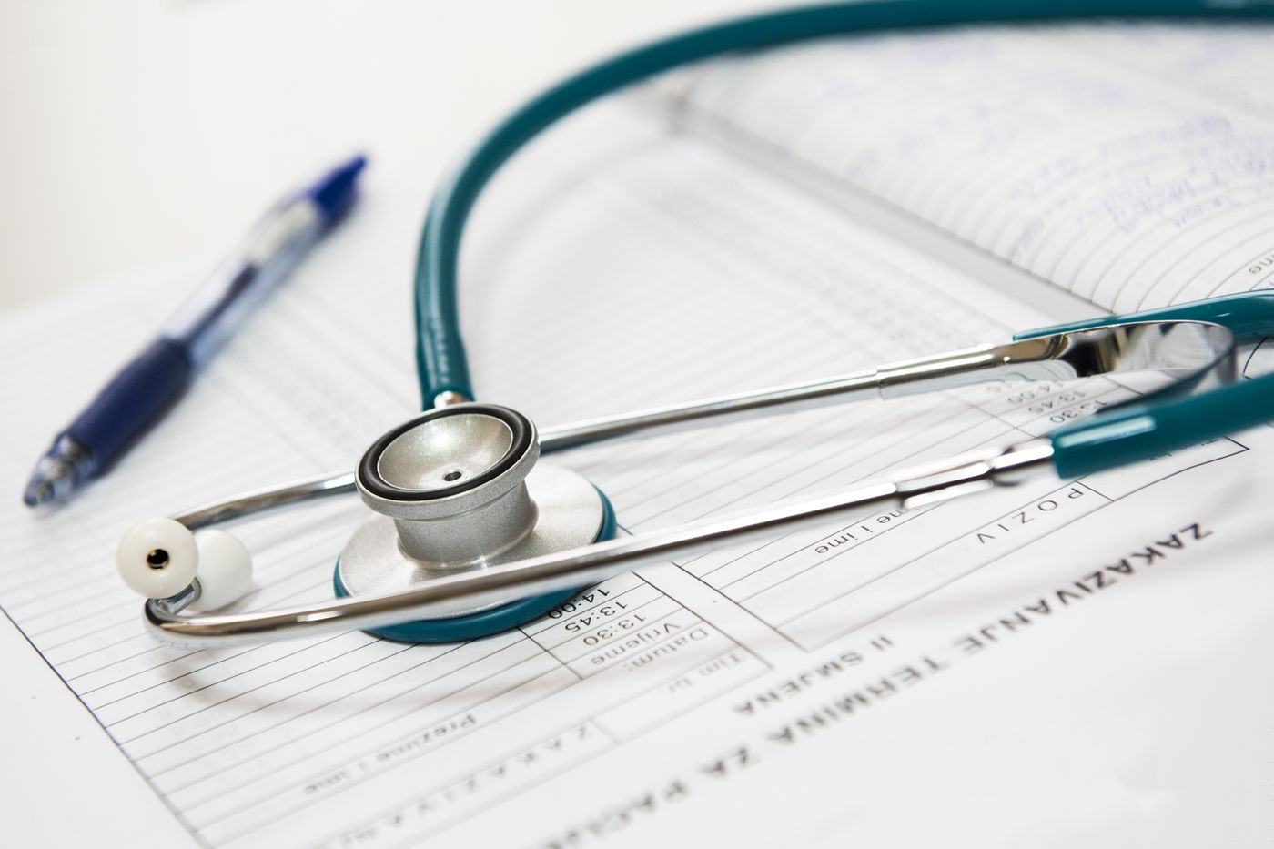 Stéthoscope posé sur une feuille de planning de rendez-vous patients