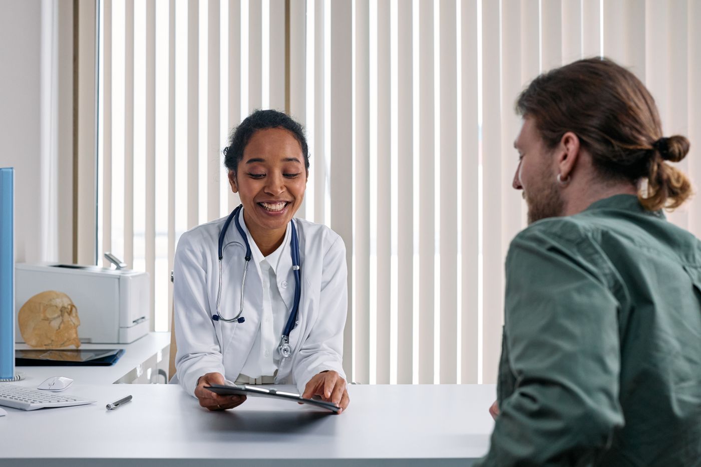 Médecin et patient en consultation dans un cabinet médical