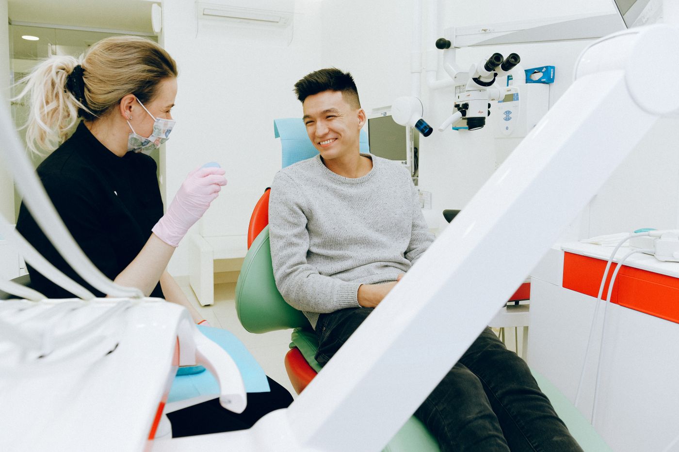 Échange entre un professionnel de santé et un patient en cabinet