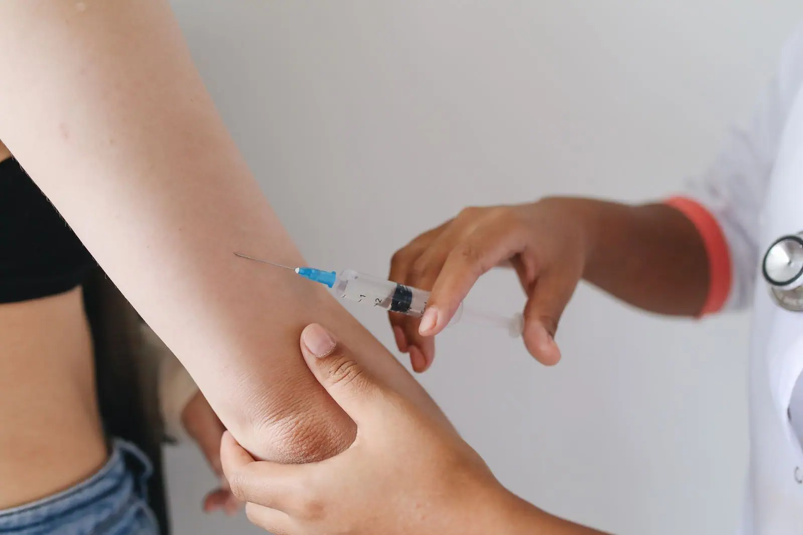 Injection au bras pendant une séance de soins