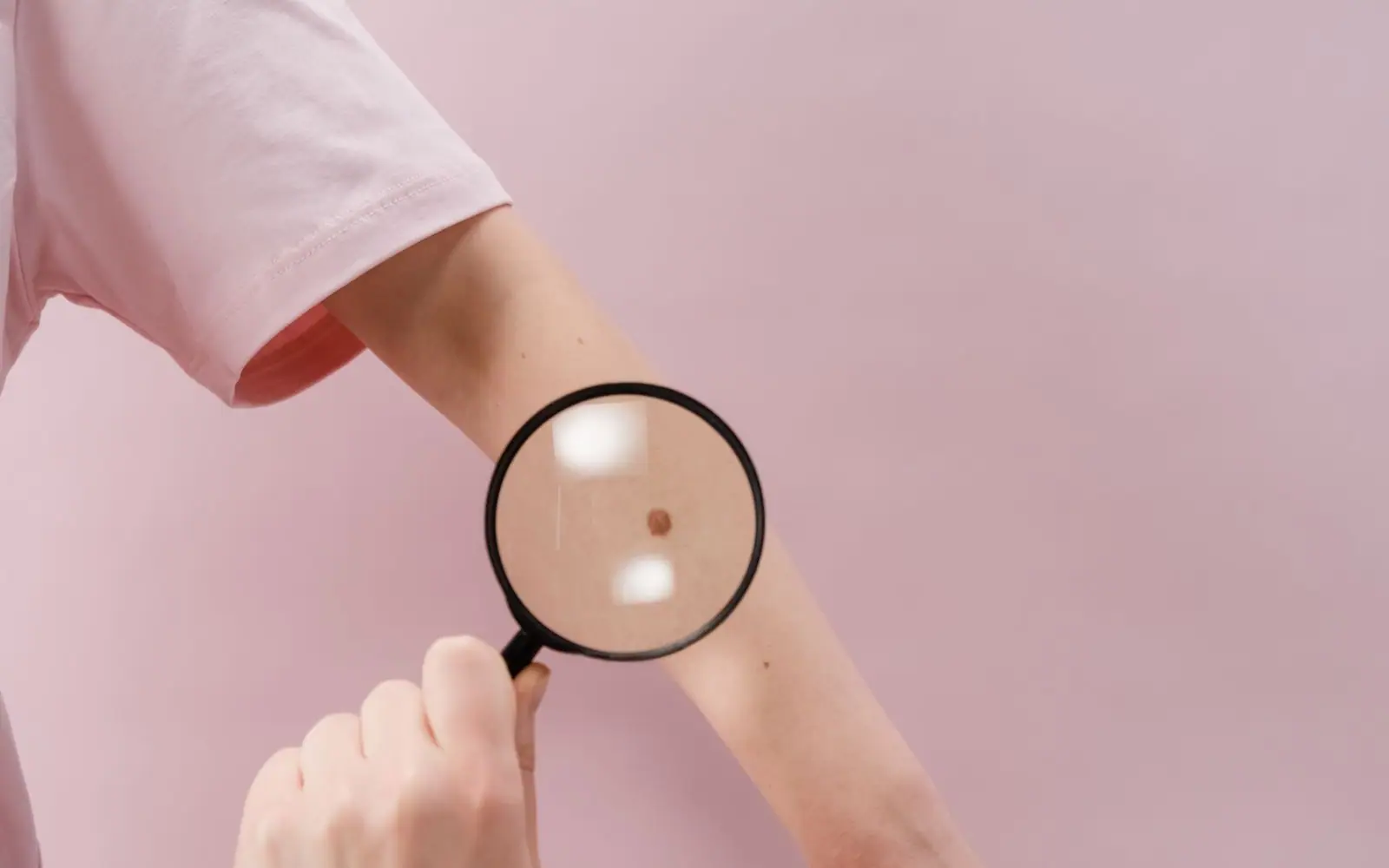 Examen attentif de la peau à la loupe