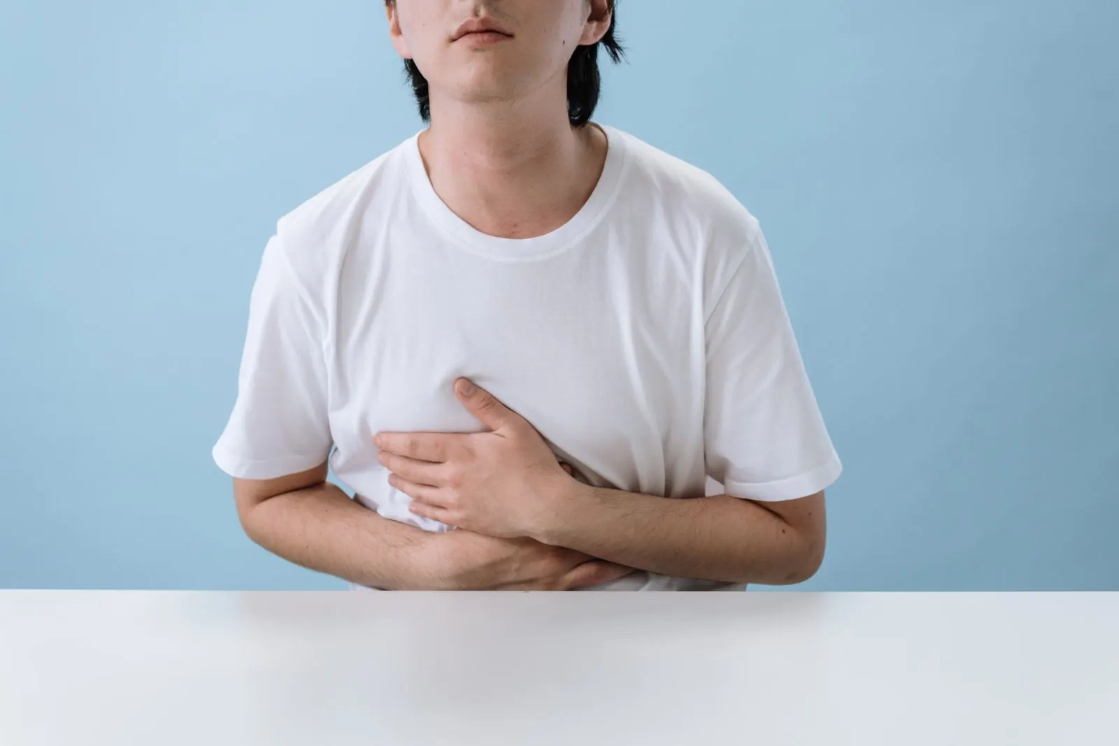Patient se tenant le ventre, douleur abdominale