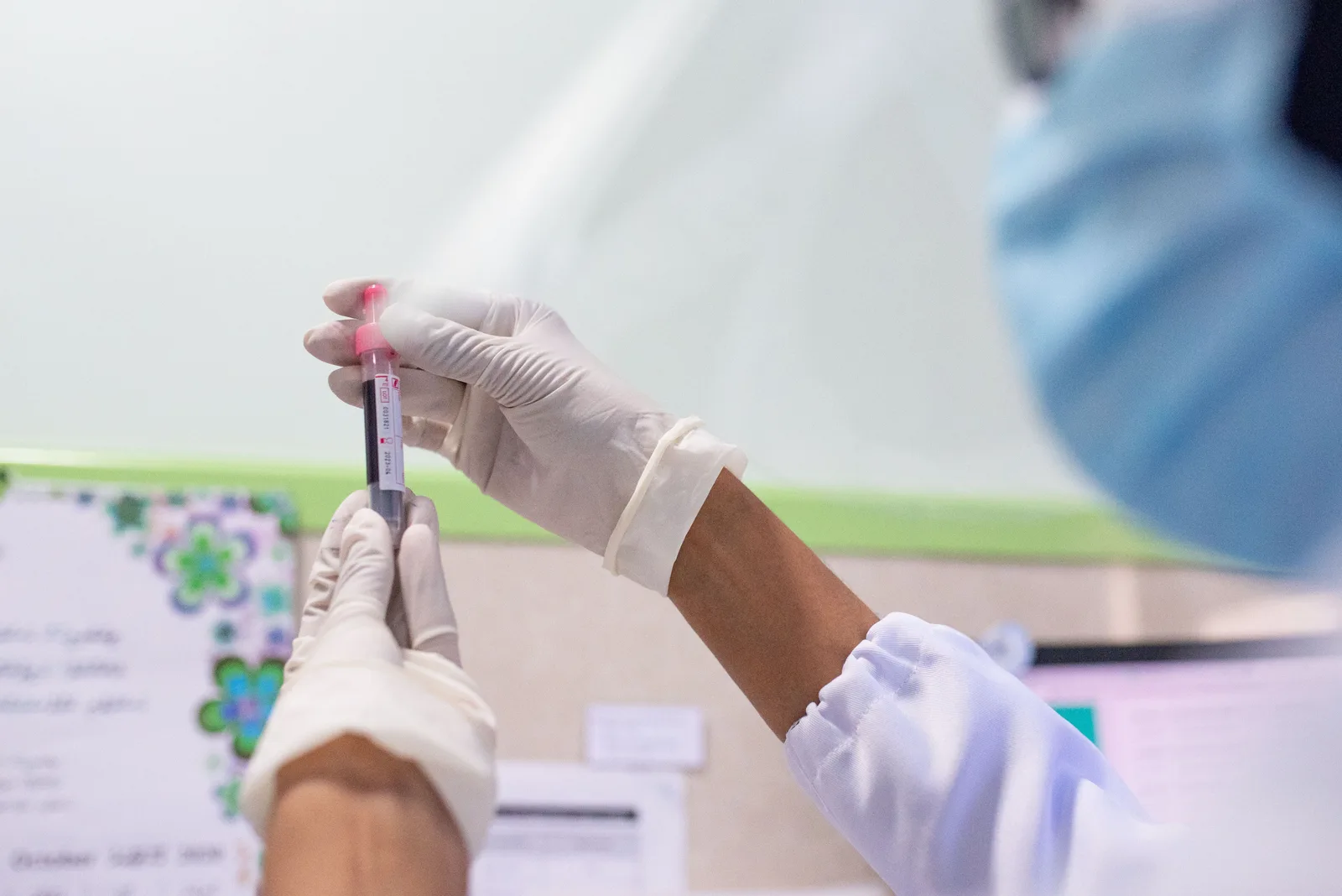 Analyse d'un échantillon sanguin en laboratoire