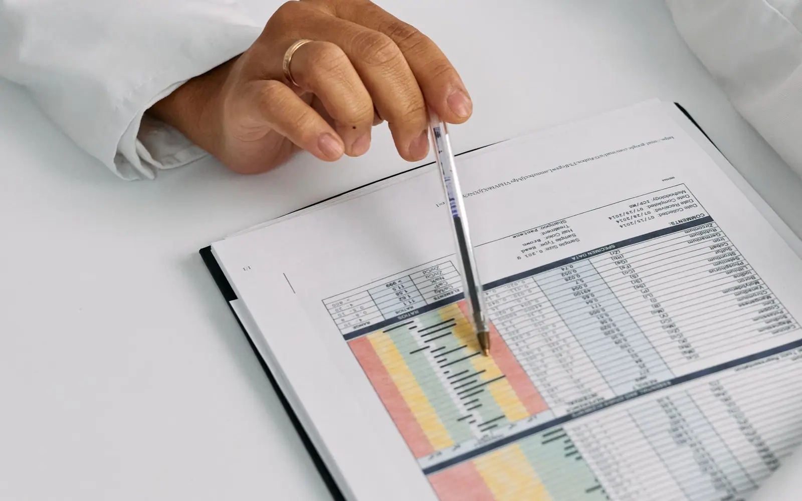 Médecin analysant des courbes de suivi sur un document