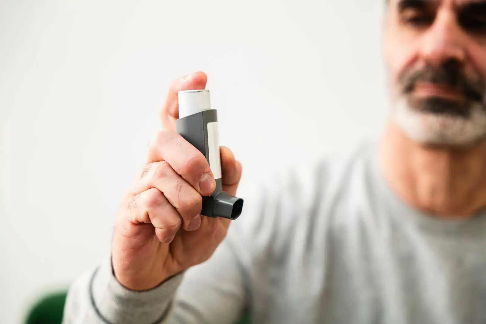 Patient utilisant un inhalateur pour un traitement respiratoire