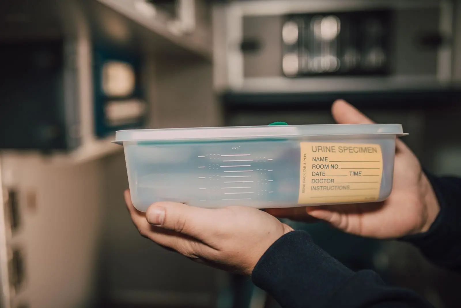 Flacon de recueil d'urine pour un examen